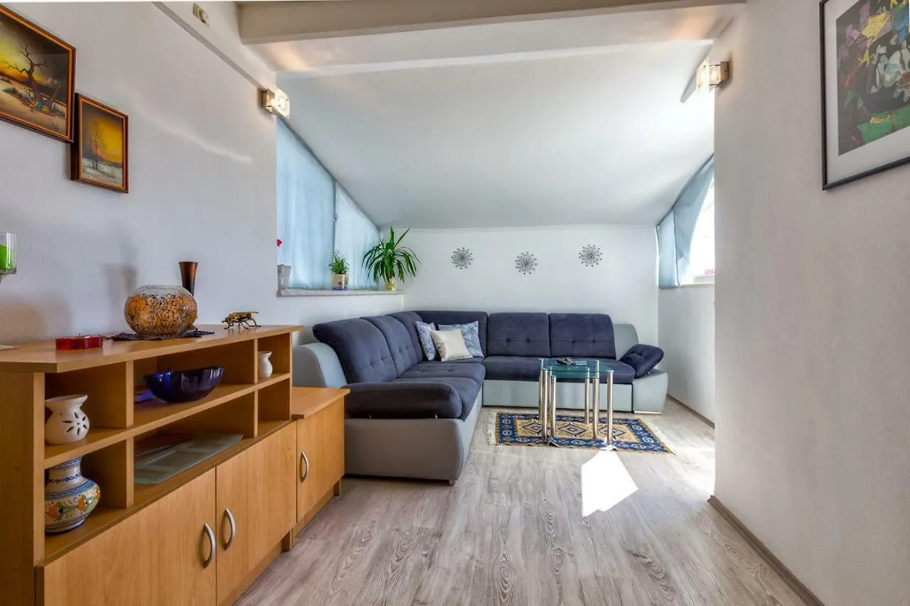 Apartments Kira, مالي لوشينغْ